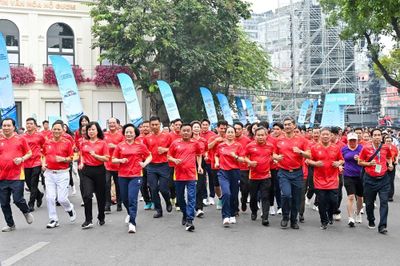 Hơn 12.000 người hòa bước chạy tại hồ Hoàn Kiếm