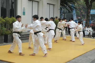 Trải nghiệm 'đắm mình' trong các môn thể thao tại hồ Hoàn Kiếm
