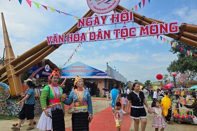 Du khách hào hứng trải nghiệm văn hóa dân tộc Mông tại Điện Biên