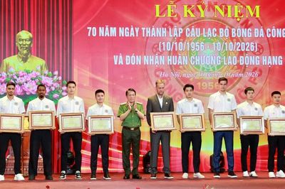 CLB bóng đá Công an Hà Nội đón nhận Huân chương Lao động hạng Nhất