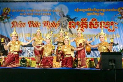 Ấm áp lễ Sen Đôn Ta trong các phum, sóc Ô Lâm