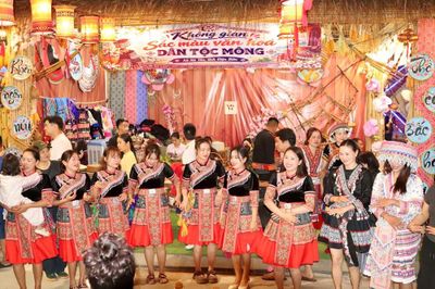 Người dân và du khách đổ về Phố đi bộ Mường Thanh tham dự Ngày hội Văn hóa dân tộc Mông