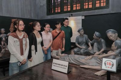 'Địa chỉ đỏ' Di tích Nhà tù Hỏa Lò thu hút khách dịp kỷ niệm 72 năm Giải phóng Thủ đô