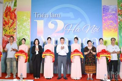 [Ảnh] 'Hà Nội 12 mùa hoa' giữa sắc thu tháng 10