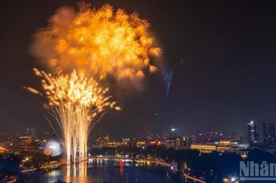 [Ảnh] Pháo hoa rực rỡ bầu trời Hà Nội trong đêm kỷ niệm Ngày Giải phóng Thủ đô