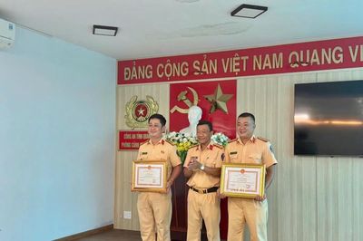 Trao Giấy khen cho 2 cán bộ Cảnh sát giao thông truy bắt đối tượng cướp giật