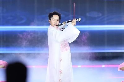 Hàng nghìn khán giả ấn tượng với màn trình diễn bay bổng của nghệ sĩ violin Hoàng Rob