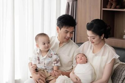 [GALLERY] Hồ Quang Hiếu khoe ảnh gia đình, công khai diện mạo con thứ hai