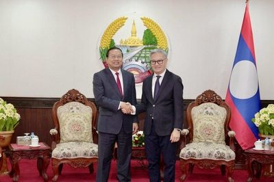 Tổng Lãnh sự Việt Nam tại Savannakhet chúc mừng đồng chí Thongsavanh Phomvihane được bầu vào Bộ Chính trị Trung ương Đảng Nhân dân cách mạng Lào