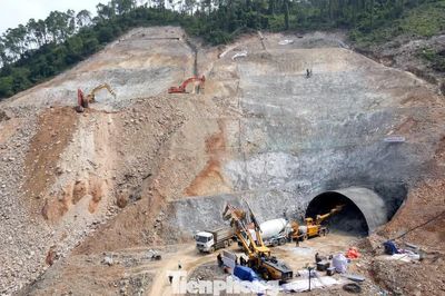 Cận cảnh thi công hầm xuyên núi trên cao tốc kết nối với Lào