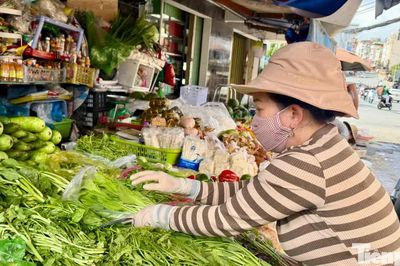 'Bỏng tay' với giá rau sau mưa ngập