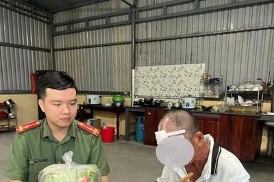 Người đàn ông đi lạc gần 800 km được công an hỗ trợ về nhà