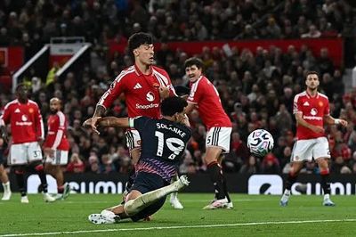 Hàng thủ mắc sai lầm, MU 'tặng' điểm cho Tottenham