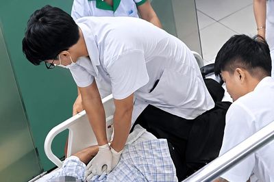 Bác sĩ trẻ và cuộc giành giật sự sống trên băng ca