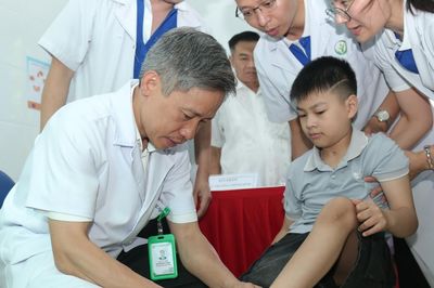 Lời hẹn thần tốc của chuyên gia phẫu thuật hiện thực hóa giấc mơ cho cậu bé Hà Nội