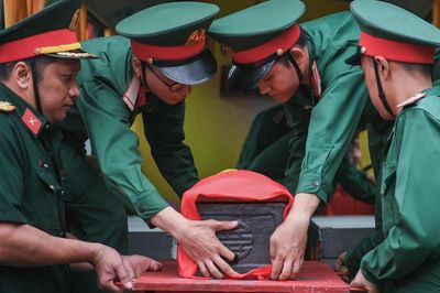 Trang nghiêm sơ duyệt lễ truy điệu hài cốt liệt sĩ tại công viên Lê Thị Riêng