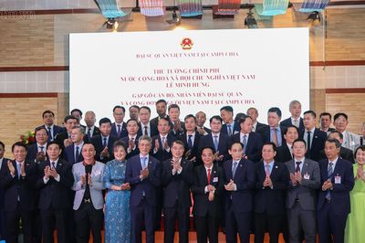 Thủ tướng gặp cộng đồng và các cơ quan đại diện Việt Nam tại Campuchia