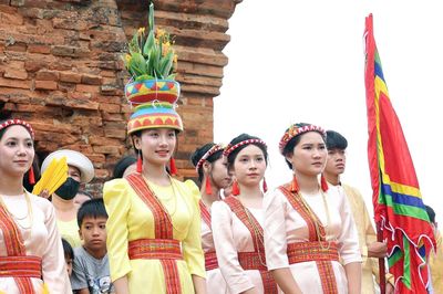 Hàng nghìn người Chăm đội lễ vật đổ về tháp Pô Klong Garai dự lễ hội Katê