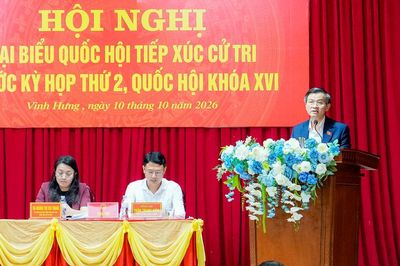 Giám đốc Học viện Chính trị Quốc gia Hồ Chí Minh Đoàn Minh Huấn tiếp xúc cử tri phường Vinh Hưng