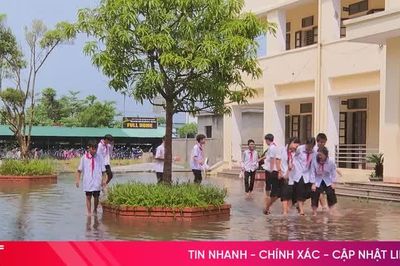 Mương thoát nước nhỏ hẹp, sân trường thường xuyên ngập úng