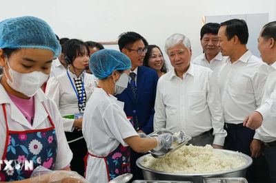 Phó Chủ tịch Thường trực Quốc hội Đỗ Văn Chiến thăm trường nội trú tại Điện Biên