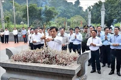 Trưởng Ban Tổ chức Trung ương Nguyễn Duy Ngọc dâng hương tại Tân Trào