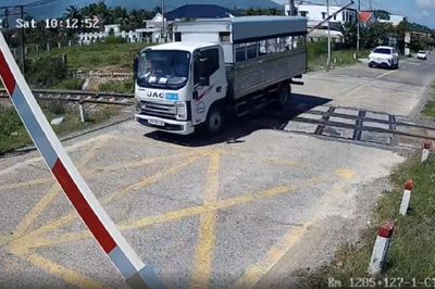 Vượt đường sắt khi đèn đỏ, tài xế bị phạt 19 triệu đồng
