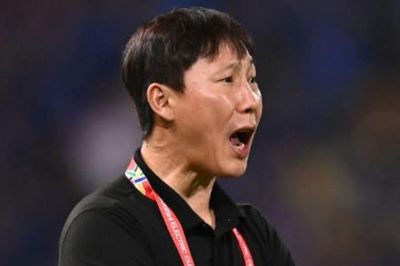 Án phạt nặng của AFC khiến HLV Kim Sang Sik đối mặt thử thách chưa từng có