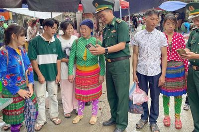 Người lính quân hàm xanh giúp người dân biên giới bước vào hành trình số