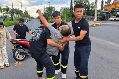 Cán bộ PCCC kịp thời hỗ trợ người bị tai nạn giao thông