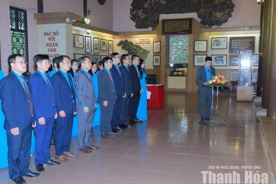 Đoàn đại biểu LĐLĐ tỉnh dâng hương tưởng niệm Chủ tịch Hồ Chí Minh