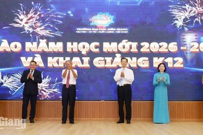 Nguyên Thủ tướng Nguyễn Tấn Dũng dự khai giảng Trường Đại học Kiên Giang