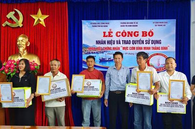 Trao quyền sử dụng nhãn hiệu 'Mực cơm Bình Minh Thăng Bình' cho 5 cơ sở sản xuất, kinh doanh