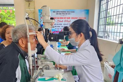 500 người dân phường Hòa Xuân được khám mắt, phát thuốc miễn phí
