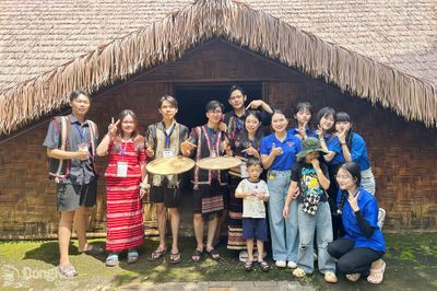 Những người trẻ giữ hồn quê bằng du lịch