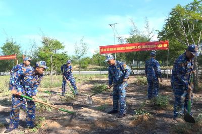 Tuổi trẻ Vùng 4 Hải quân chung tay xây dựng “Vườn rau cộng đồng”
