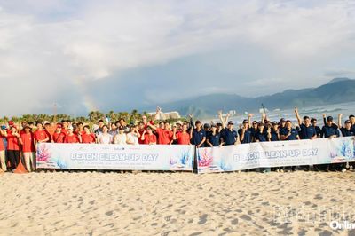 6 đơn vị du lịch và giáo dục chung tay làm sạch bờ biển Bãi Dài
