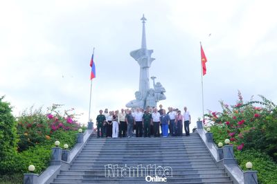Đoàn đại biểu Hội hữu nghị với Việt Nam tại tỉnh Primorye viếng Tượng đài hữu nghị Việt - Nga và Khu tưởng niệm chiến sĩ Gạc Ma
