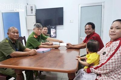 Công an phường Đông Hải hỗ trợ trao trả điện thoại đánh rơi cho người dân