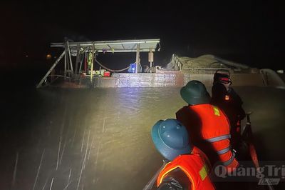 Phát hiện, xử lý thuyền khai thác cát trái phép trên sông Gianh