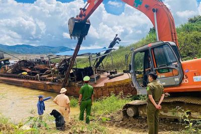 Lâm Đồng: Doanh nghiệp tự nguyện tháo dỡ thiết bị hút cát, đưa 3 phương tiện thủy lên bờ