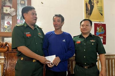 Thuyền trưởng tàu cá chìm ở cửa Gianh bơi dạt vào bờ sau 8 giờ mất tích