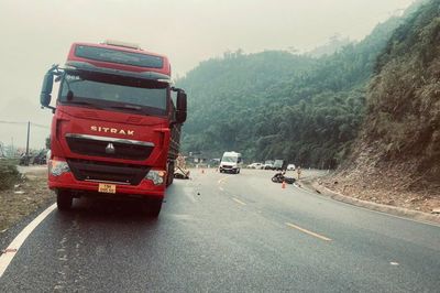 Phú Thọ: Ngã xe máy trên QL6, người phụ nữ bị xe tải cán tử vong