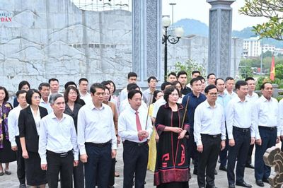 Phó Chủ tịch Quốc hội Nguyễn Thị Hồng dâng hương tưởng nhớ Chủ tịch Hồ Chí Minh tại Sơn La