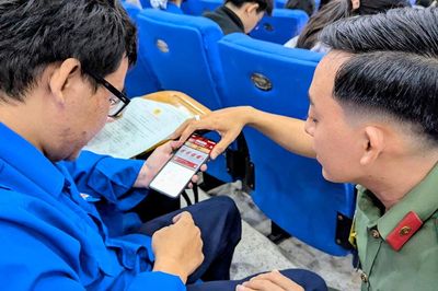 Công an An Giang hướng dẫn sinh viên tích hợp giấy tờ trên ứng dụng VNeID