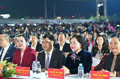 Phó Chủ tịch Quốc hội Nguyễn Thị Hồng dự khai mạc Lễ hội Cà phê Sơn La lần thứ II