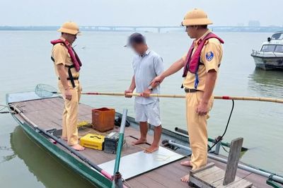 Dùng kích điện đánh cá trên sông Hồng, nam thanh niên bị phạt 4 triệu đồng
