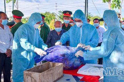 Những chiến sĩ áo trắng thầm lặng tìm tên liệt sĩ