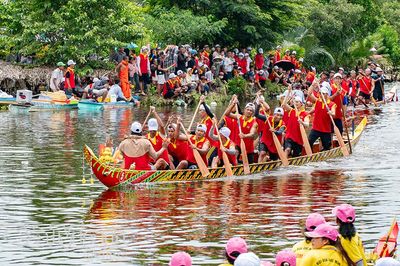 Sôi nổi thi tài đua ghe Ngo mini mừng lễ Sene Dolta