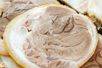 Luộc thịt chân giò hay bị thâm, miếng không đẹp, bếp trưởng nói: Phải làm thế này miếng nào cũng trắng thơm, thái đều tăm tắp
